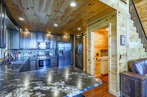 Kitchen - 2450 E Oak Tree Dr, Virgin, UT 84779 photo 4 of 7