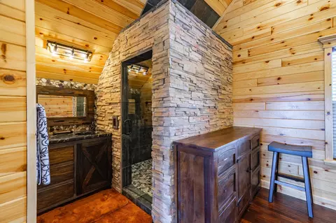 Bath - 2450 E Oak Tree Dr, Virgin, UT 84779 photo 4 of 6