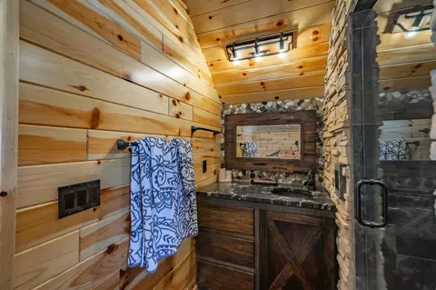 Bath - 2450 E Oak Tree Dr, Virgin, UT 84779 photo 5 of 6