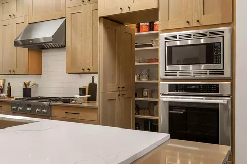 Kitchen - 2579 E Cobalt Dr, Saint George, UT 84790 photo 6 of 7