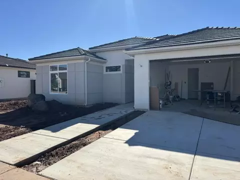 Exterior - 402 E Heritage Place Drive Pl, Washington, UT 84780 photo 2 of 5