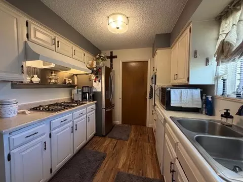 Kitchen - 252 E Altamira Dr, Cedar City, UT 84720 photo 2 of 3