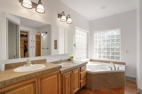 Bath - 655 E Lost Ridge Dr, Washington, UT 84780 photo 3 of 6