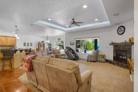 Living - 655 E Lost Ridge Dr, Washington, UT 84780 photo 2 of 3