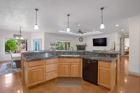 Kitchen - 655 E Lost Ridge Dr, Washington, UT 84780 photo 3 of 4