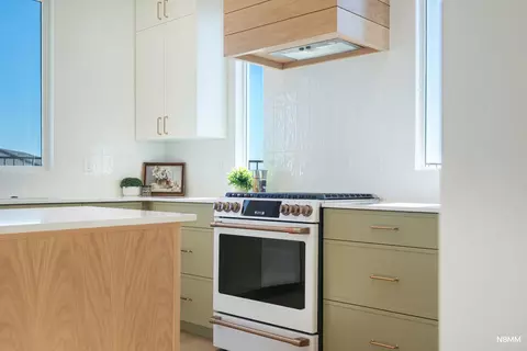 Kitchen - 2914 E Chapman Cir, Washington, UT 84780 photo 3 of 6