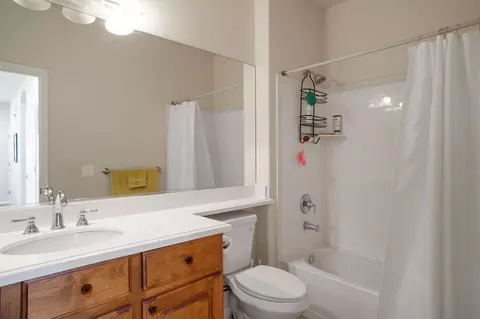 Bath - 2665 E Upper Canyon Dr, Washington, UT 84780 photo 1 of 2
