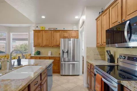Kitchen - 2665 E Upper Canyon Dr, Washington, UT 84780 photo 4 of 5