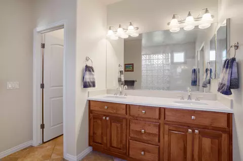 Bath - 2665 E Upper Canyon Dr, Washington, UT 84780 photo 2 of 2