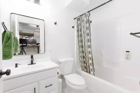 Bath - 1883 S 20 E, Washington, UT 84780 photo 3 of 3