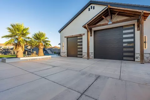 Exterior - 646 E Pine St, Washington, UT 84780 photo 4 of 13