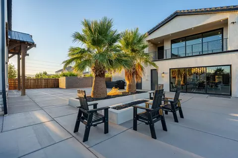 Exterior - 646 E Pine St, Washington, UT 84780 photo 6 of 13
