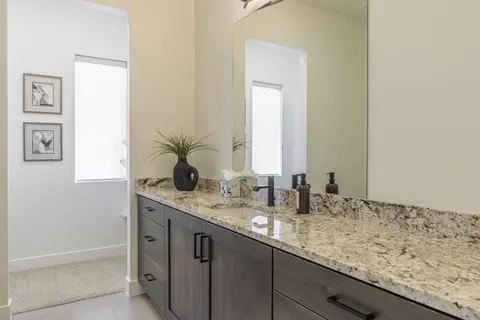 Bath - 1206 W Doonbeg Ct, Saint George, UT 84770 photo 4 of 6