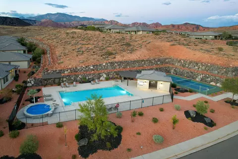 Exterior - 1060 W Jonathon Dr, Washington, UT 84780 photo 2 of 3