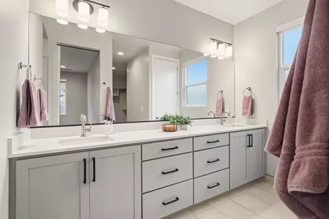 Bath - 1060 W Jonathon Dr, Washington, UT 84780 photo 1 of 4