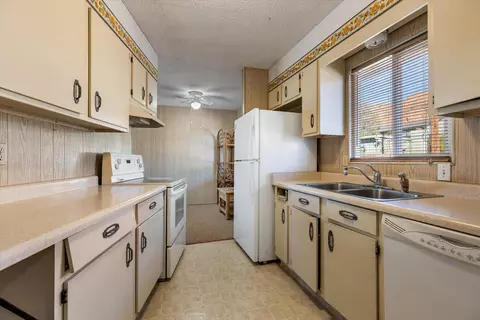 Kitchen - 175 E 300 N, Ivins, UT 84738 photo 1 of 2