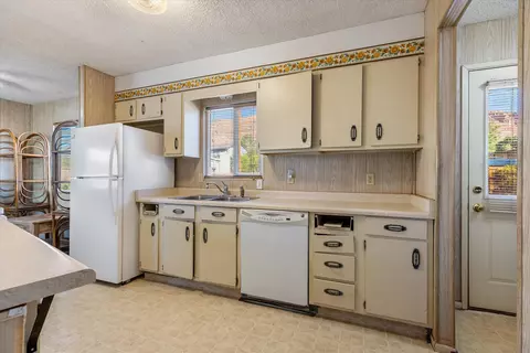 Kitchen - 175 E 300 N, Ivins, UT 84738 photo 2 of 2