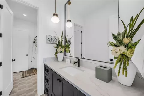Bath - 761 E Queensridge Dr, Washington, UT 84780 photo 2 of 9