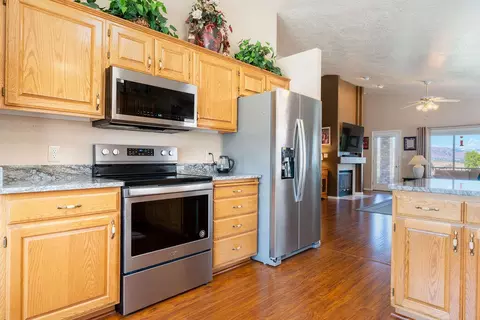 Kitchen - 844 W Hampton Rd, Saint George, UT 84770 photo 4 of 4