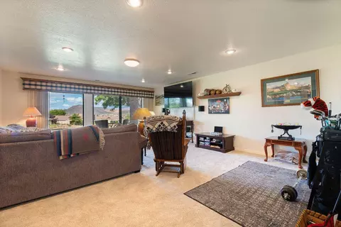 Living - 844 W Hampton Rd, Saint George, UT 84770 photo 2 of 4