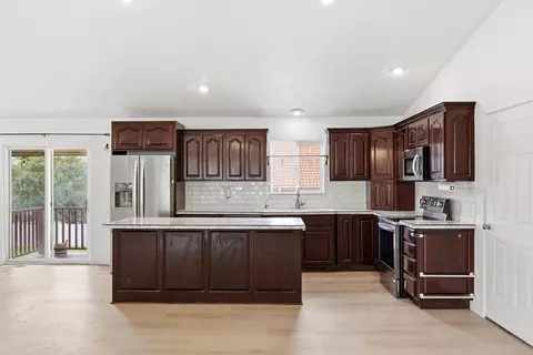 Kitchen - 590 E Springhill Dr, Washington, UT 84780 photo 4 of 4