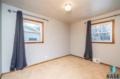 809 S Thompson Ave, Sioux Falls, SD 57103 photo 15