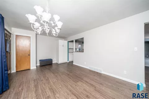 809 S Thompson Ave, Sioux Falls, SD 57103 photo 4