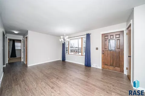809 S Thompson Ave, Sioux Falls, SD 57103 photo 2