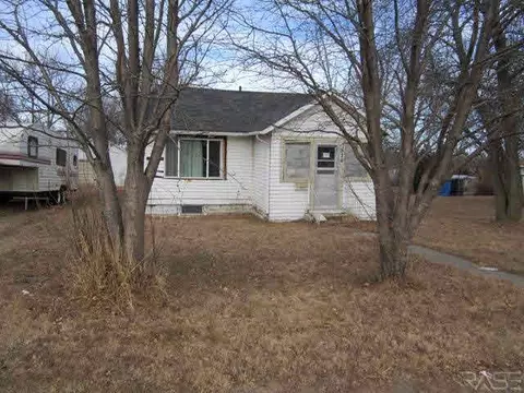 524 SE 4th St, Madison, SD 57042 photo 1