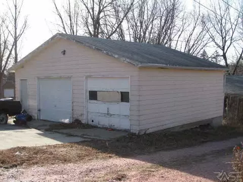 212 E 6th St, Dell Rapids, SD 57022 photo 2