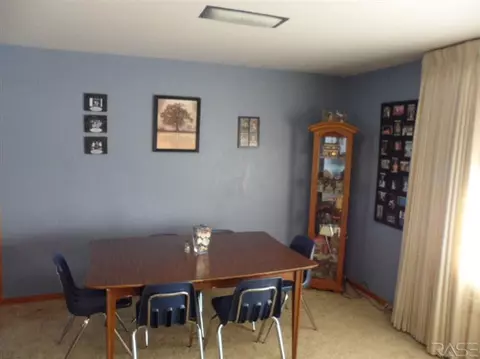 302 S Juniper Ave, Marion, SD 57043 photo 3