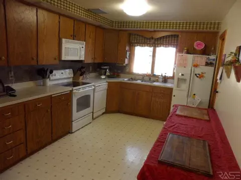 302 S Juniper Ave, Marion, SD 57043 photo 2