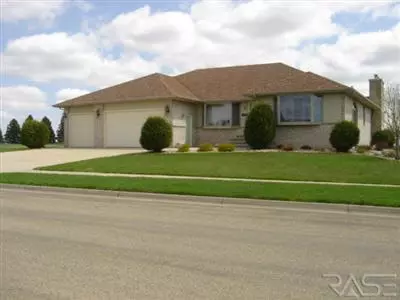 1122 Heritage Dr, Madison, SD 57042 photo 1