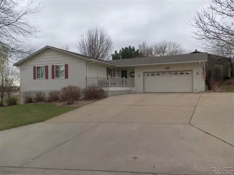 1625 Rushmore Dr, Brandon, SD 57005 photo 1