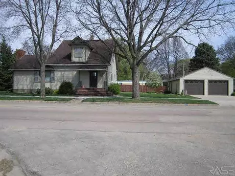 606 NW 9th St, Madison, SD 57042 photo 1