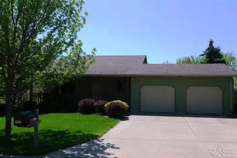 1605 E Cedar St, Brandon, SD 57005 photo 1