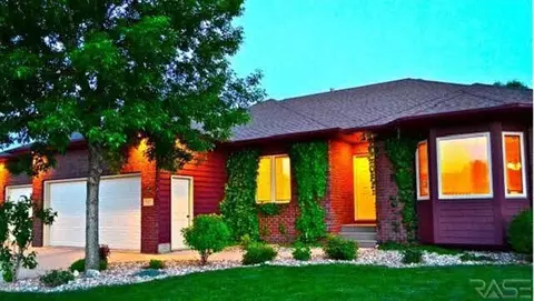 1917 E Briar Den Ct, Sioux Falls, SD 57108 photo 1