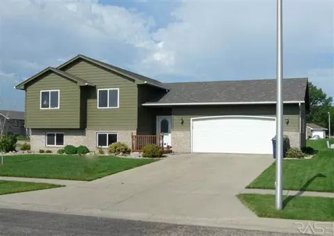 5613 S Mandy Ave, Sioux Falls, SD 57106 photo 1