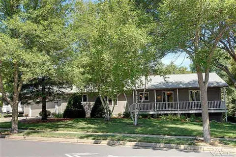 2204 Edgewood Rd, Sioux Falls, SD 57103 photo 1