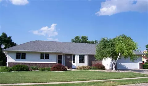 3704 E 42nd St, Sioux Falls, SD 57103 photo 1