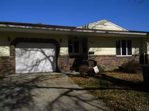 120 NE 9th St, Madison, SD 57042 photo 1