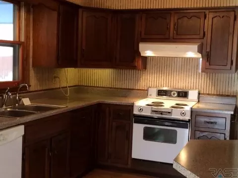 1100 E 38th St, Sioux Falls, SD 57105 photo 3