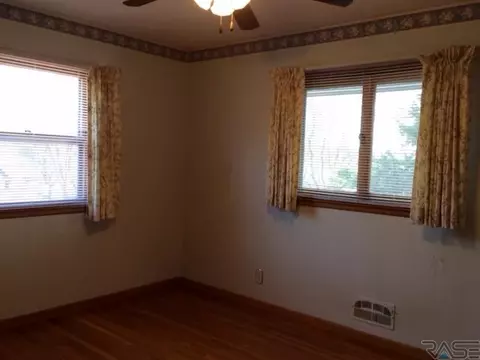 1100 E 38th St, Sioux Falls, SD 57105 photo 8