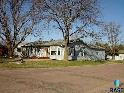 826 S Relanto St, Freeman, SD 57029 photo 1