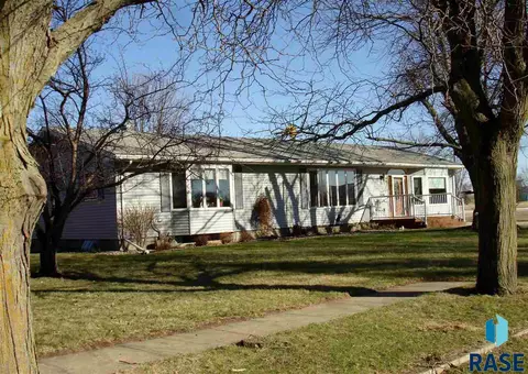 826 S Relanto St, Freeman, SD 57029 photo 2