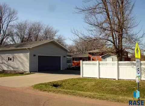 826 S Relanto St, Freeman, SD 57029 photo 4