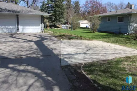 202 E 8th St, Dell Rapids, SD 57022 photo 3