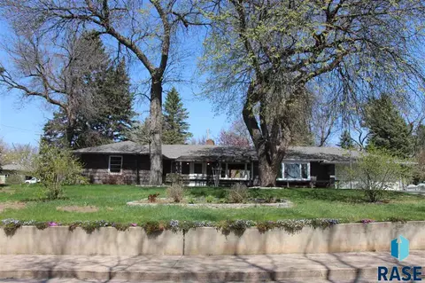 202 E 8th St, Dell Rapids, SD 57022 photo 2