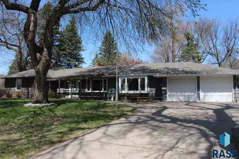 202 E 8th St, Dell Rapids, SD 57022 photo 1