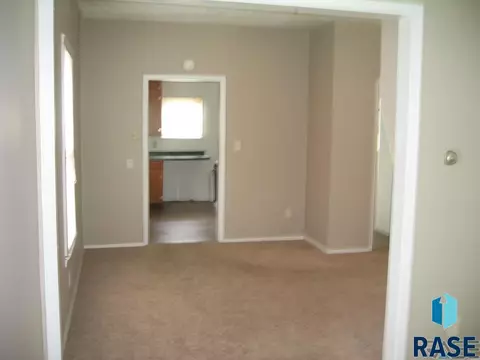 907 W 5th St, Sioux Falls, SD 57104 photo 4